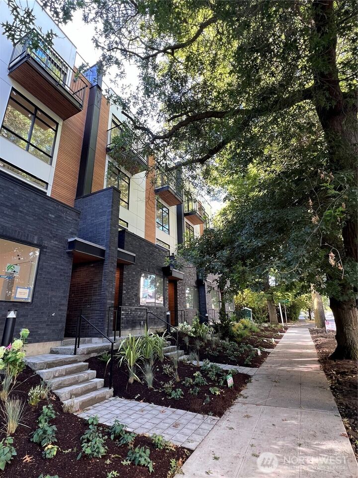 2102  1st Avenue N  Seattle WA 98109 photo