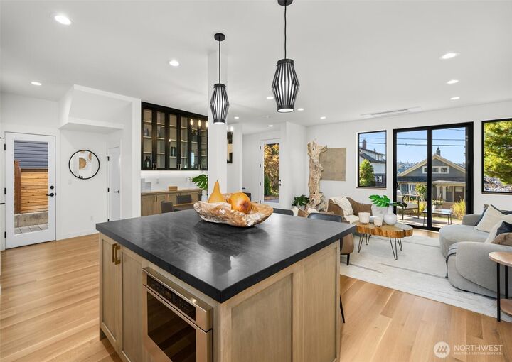 Property Photo: 2214 Broadway E A WA 98102