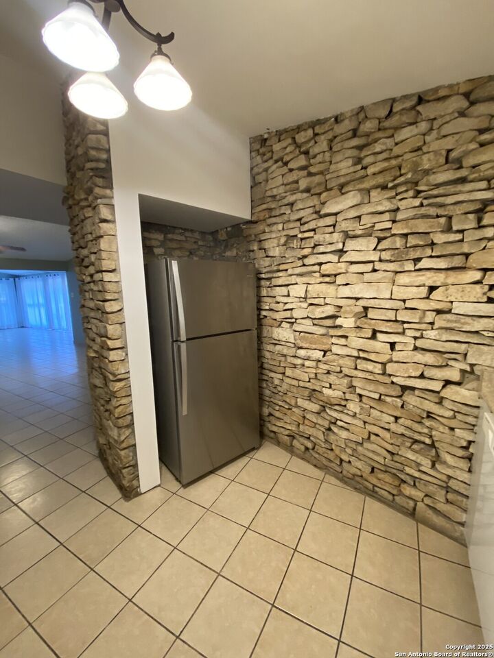 Property Photo: 611 Oblate Dr TX 78216