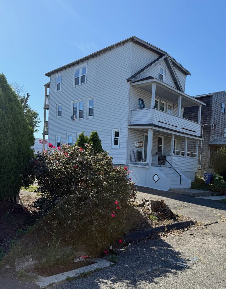 Property Photo:  196 Avon Street  CT 06615