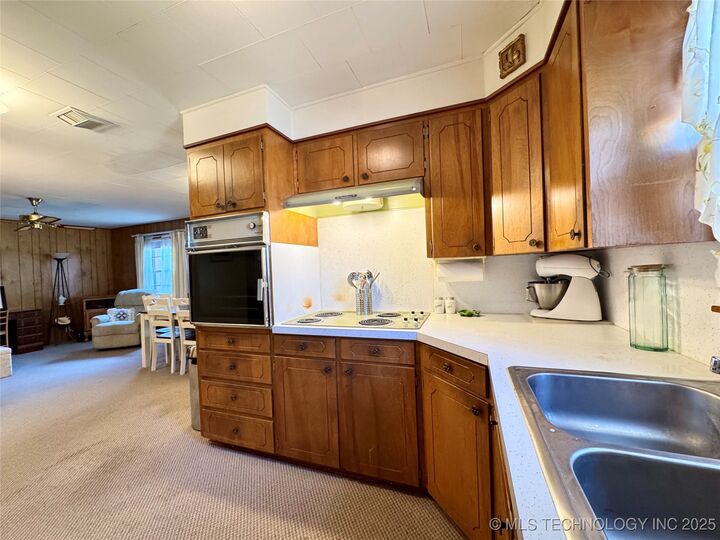 Property Photo: 915 S Howerton Place OK 74023