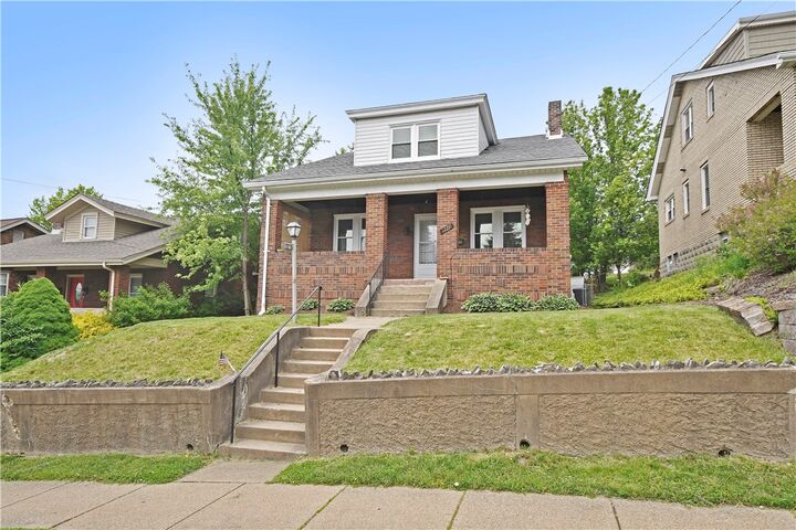 18 W Manilla Avenue  Green Tree PA 15220 photo