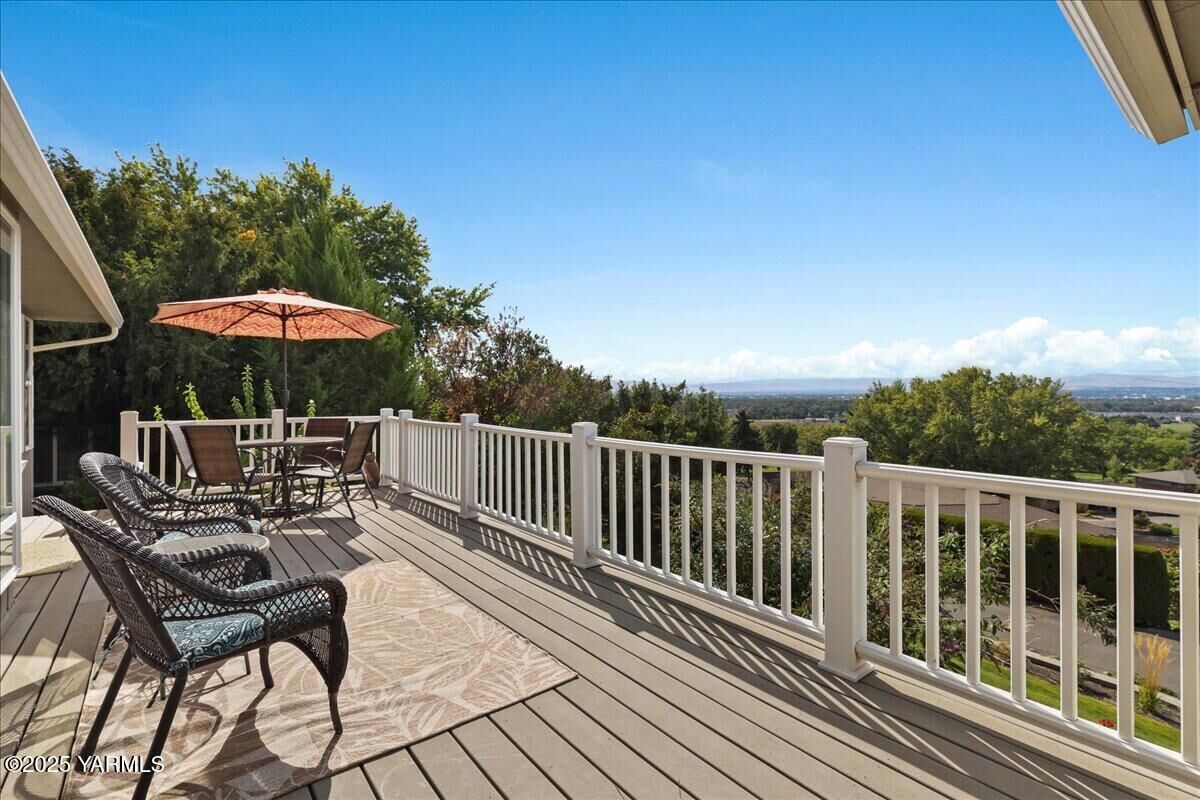 Property Photo:  618 Country Club Dr  WA 98901 