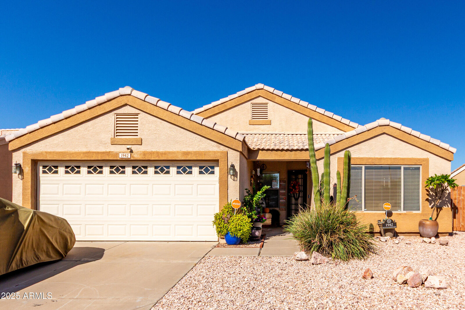 Property Photo:  1942 S Thunderbird Drive  AZ 85120