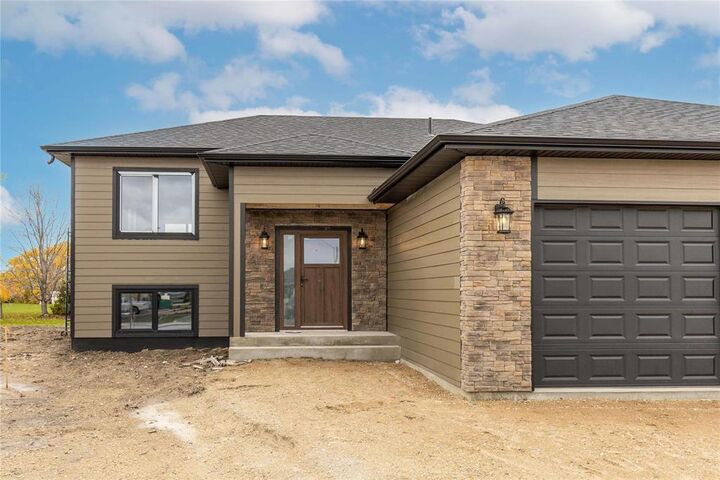 Property Photo:  64 Parkside Crescent  MB R5G 2X3 