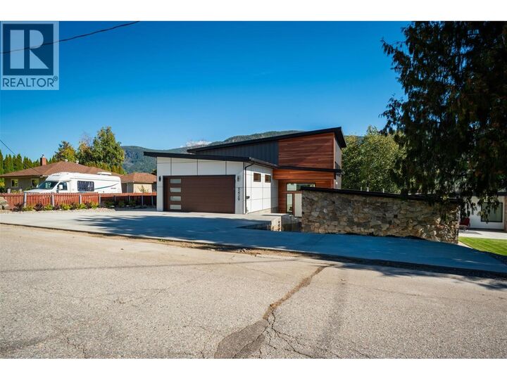 Photo de la propriété: 3429 8th Avenue BC V1N 4L1