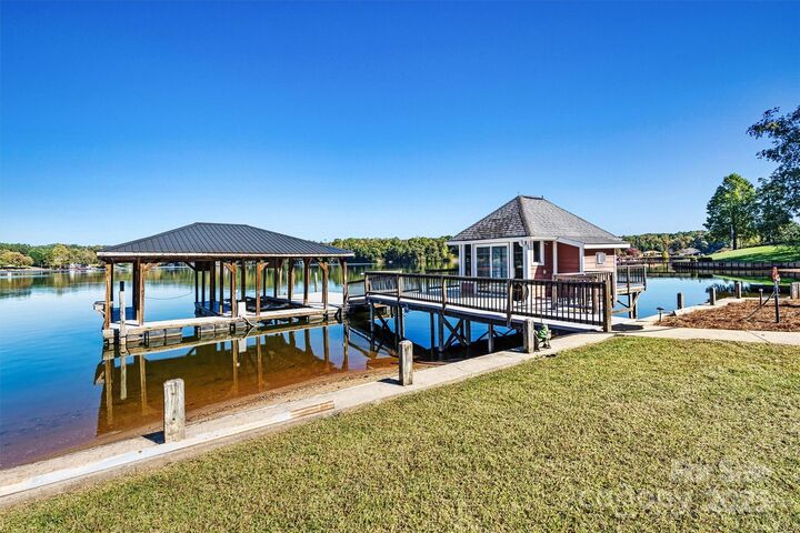 Property Photo: 61 Island Pointe Court NC 28681