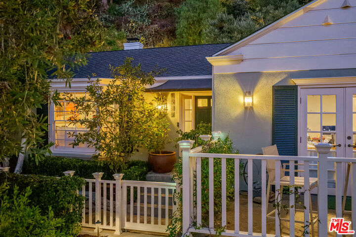 Property Photo: 1528 Forest Knoll Dr CA 90069