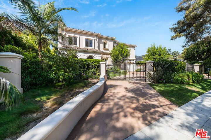 Property Photo: 915 N Rexford Dr CA 90210