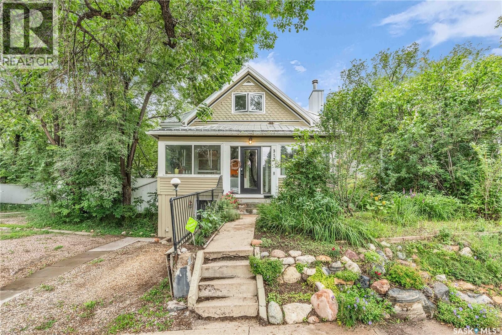 Property Photo: 317 G Avenue N SK S7L 1Z2