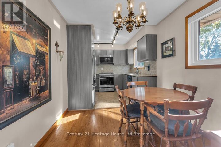 Property Photo: 12 Camdon Court ON N4G 4B3