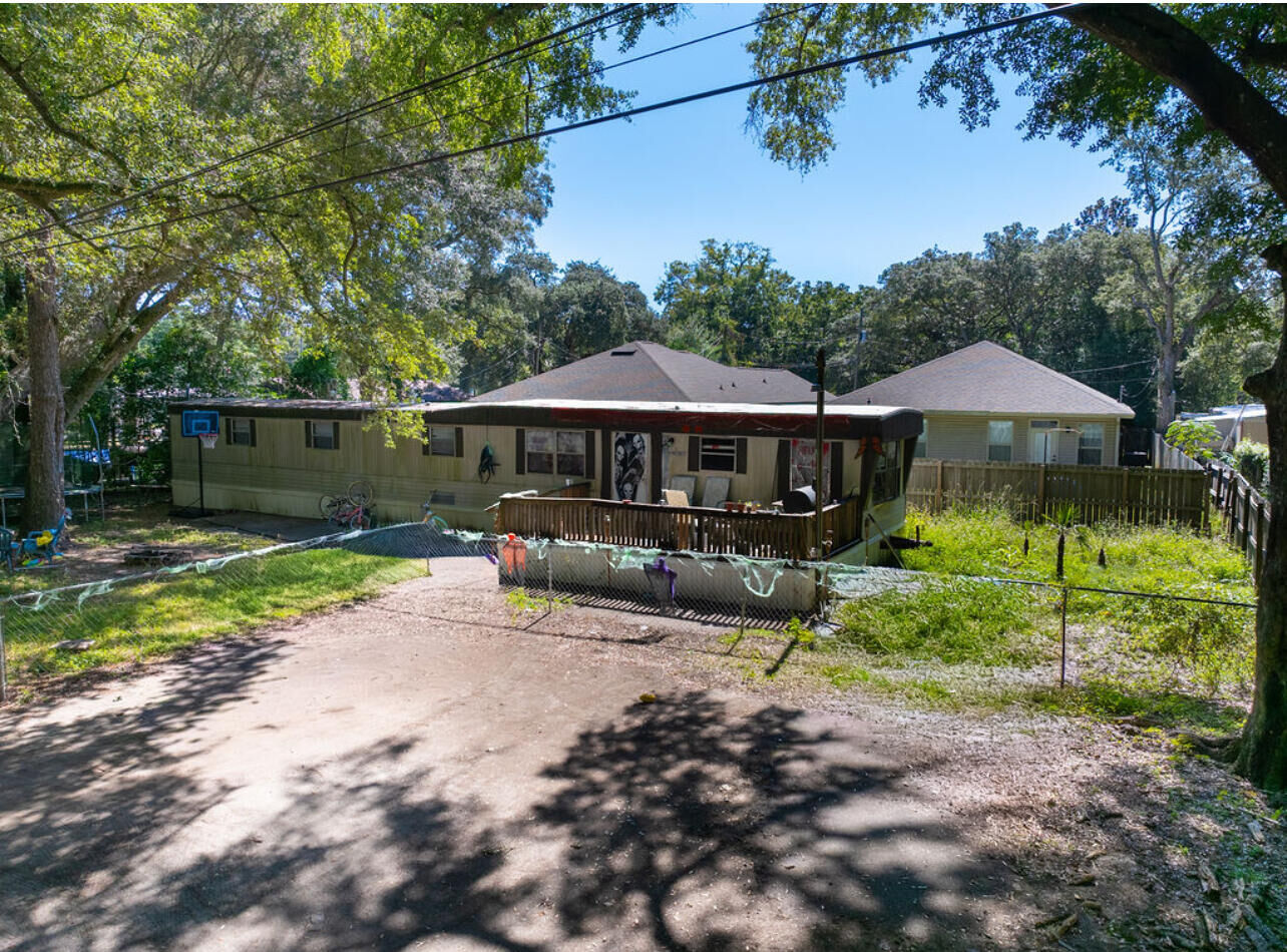 Property Photo:  765 Pinecrest Lane  FL 32547