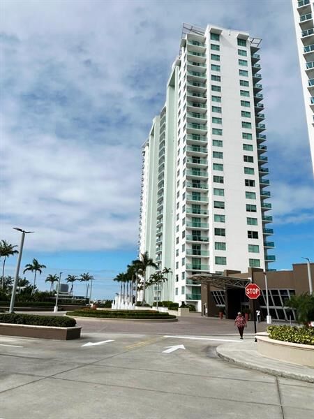 2641 N Flamingo Rd 2204N  Fort Lauderdale FL 33323 photo