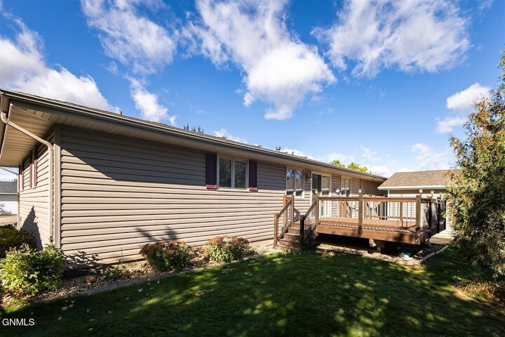 Property Photo: 643 9th Avenue SW ND 58601