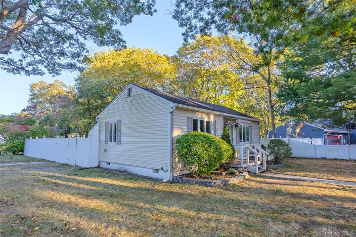 Property Photo:  85 Lake Promenade  NY 11779