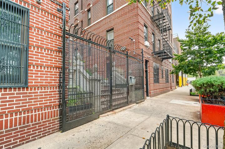 Property Photo:  1976 Lafontaine Avenue 4D  NY 10457 