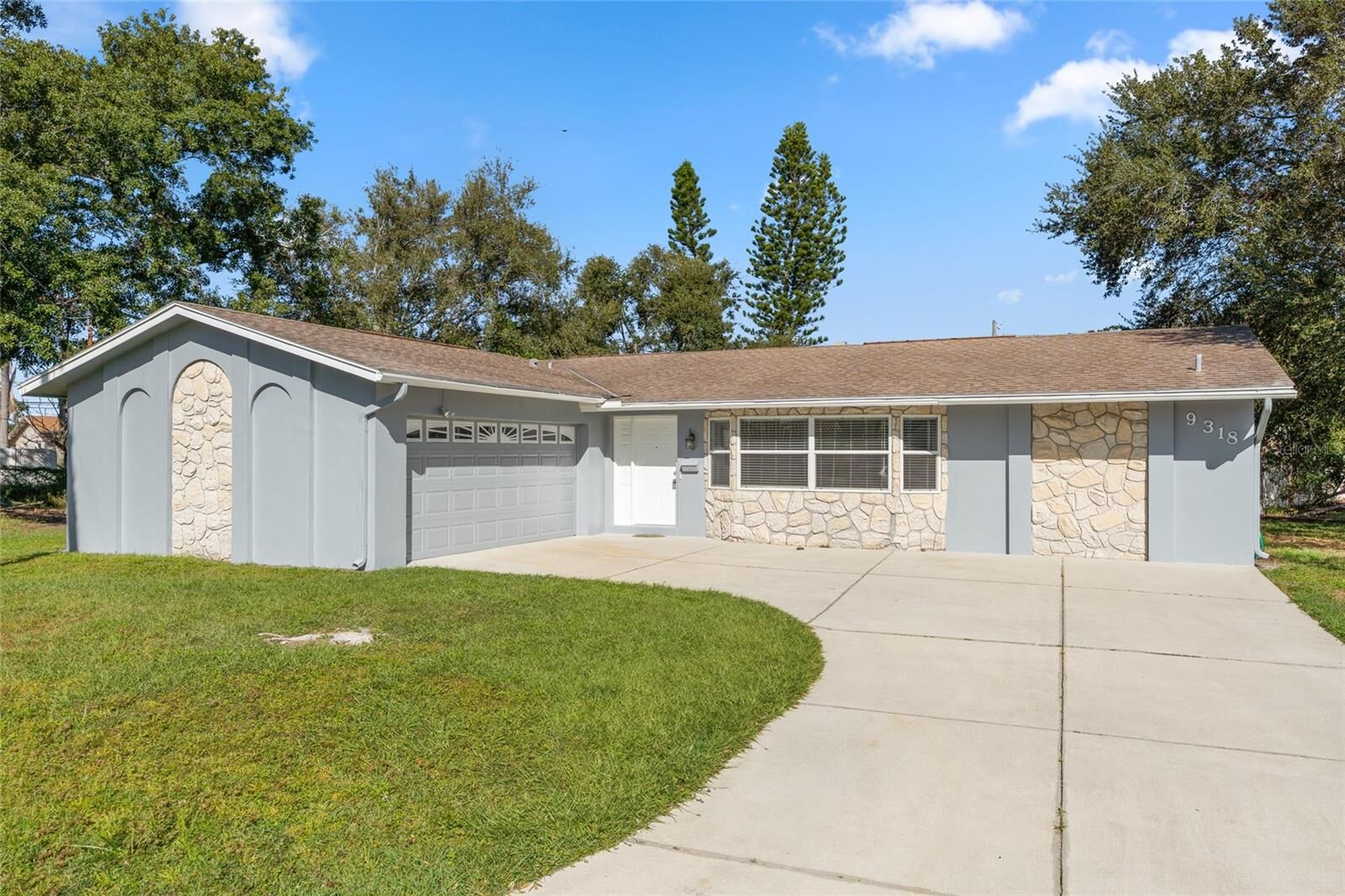 Property Photo: 9318 1st Street N FL 33702