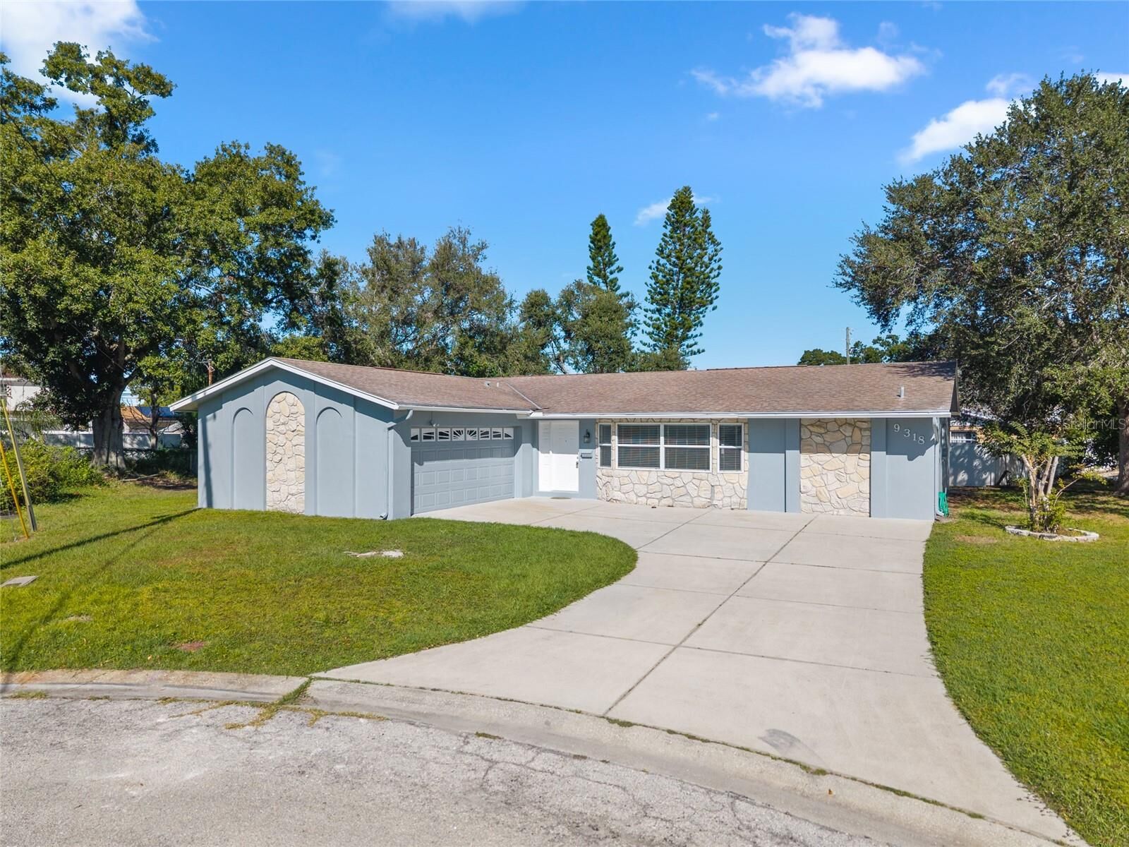 Property Photo: 9318 1st Street N FL 33702
