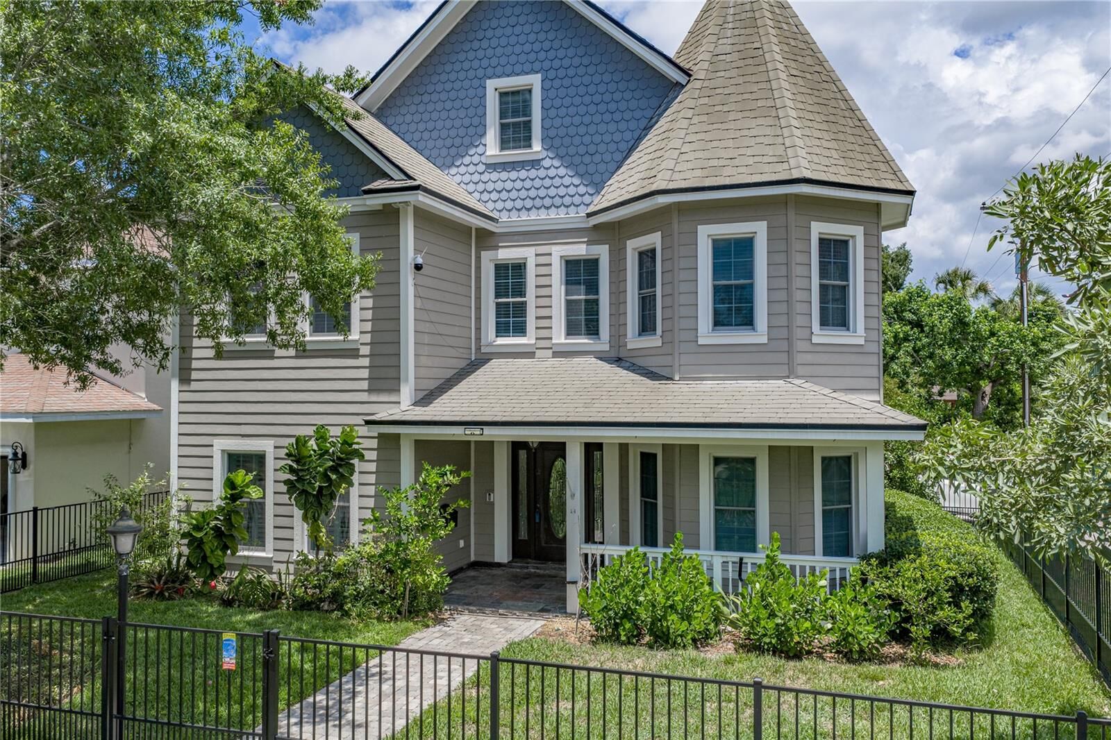 Property Photo:  3001 W San Rafael Street  FL 33629 