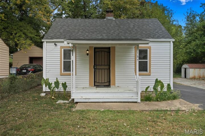 Property Photo: 135 Grether Ave Avenue MO 63135