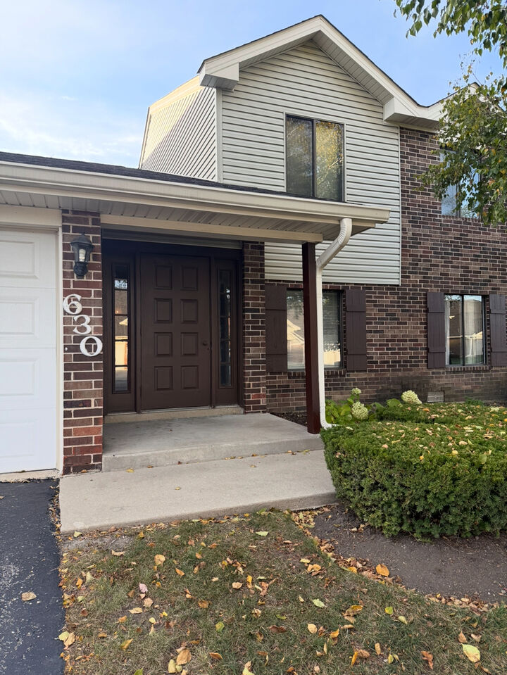 Property Photo: 630 Cross Creek Drive Bb2 IL 60172