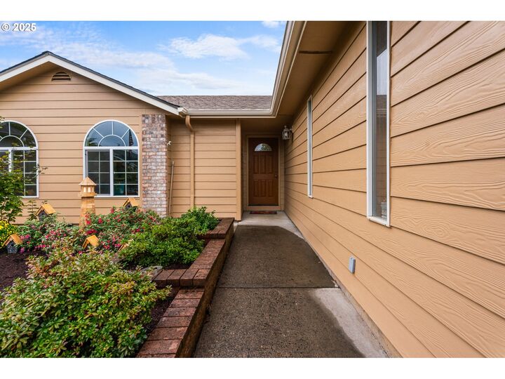Property Photo:  4802 NE Fuhrer Ct  OR 97305 