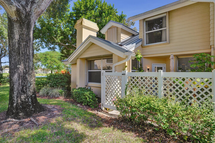 Property Photo:  2401 Amherst Court  FL 33436 