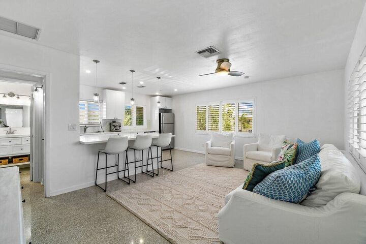 Property Photo: 426 NE 7th Avenue 2G FL 33483