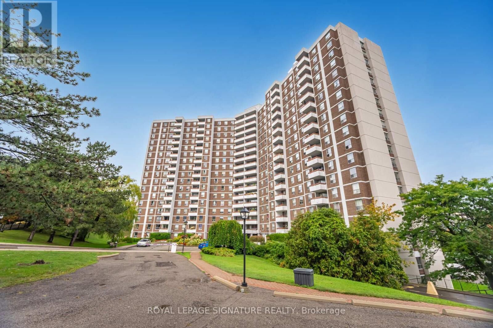 Property Photo: 10 Edgecliff Golfway 303 ON M3C 3A3