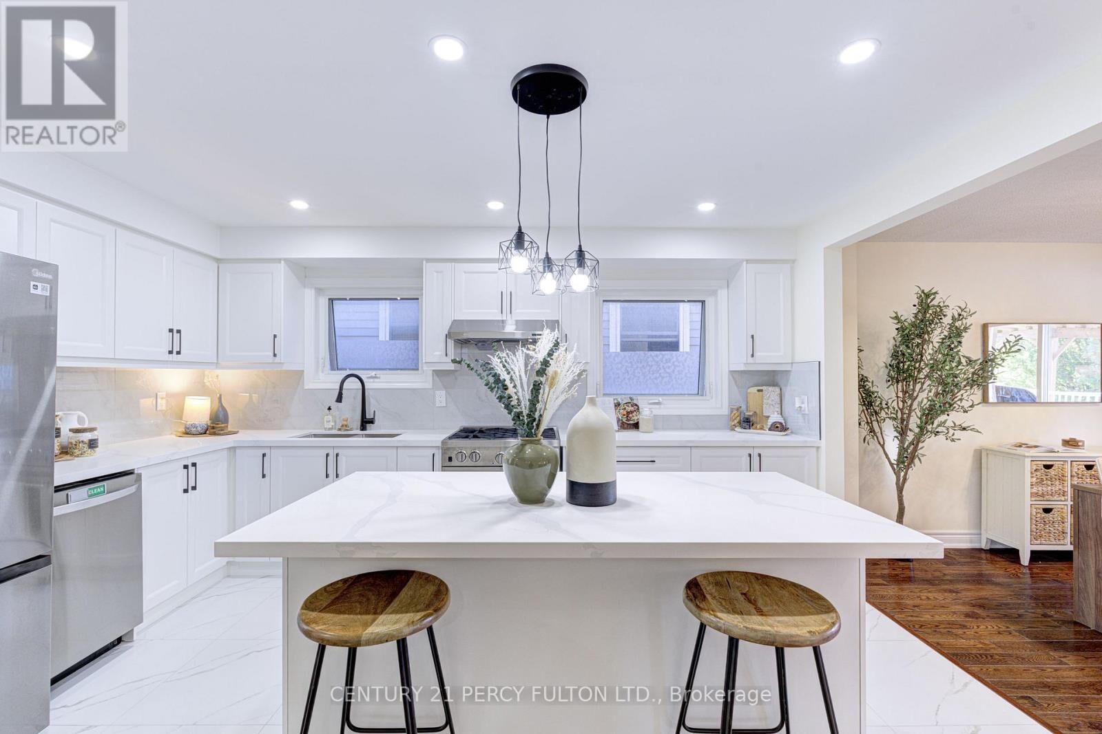 Photo de la propriété:  105 Clements Road West  ON L1S 4H4