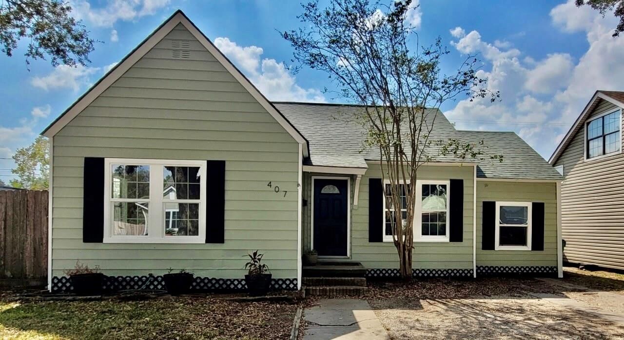 Property Photo:  407 E Defee Avenue  TX 77520