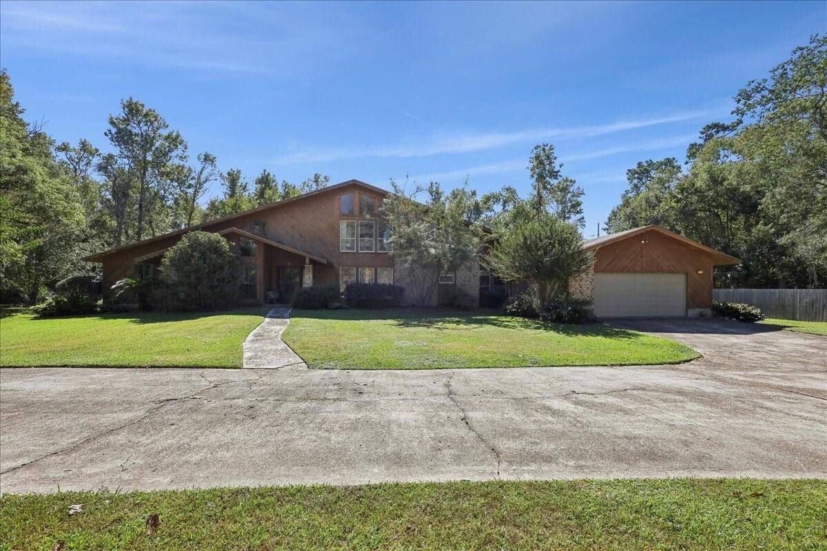 Property Photo: 2219 W Sunset Drive TX 77630