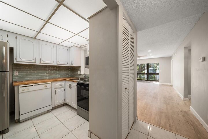 Property Photo: 11485 Oakhurst Road 1100-206 FL 33774
