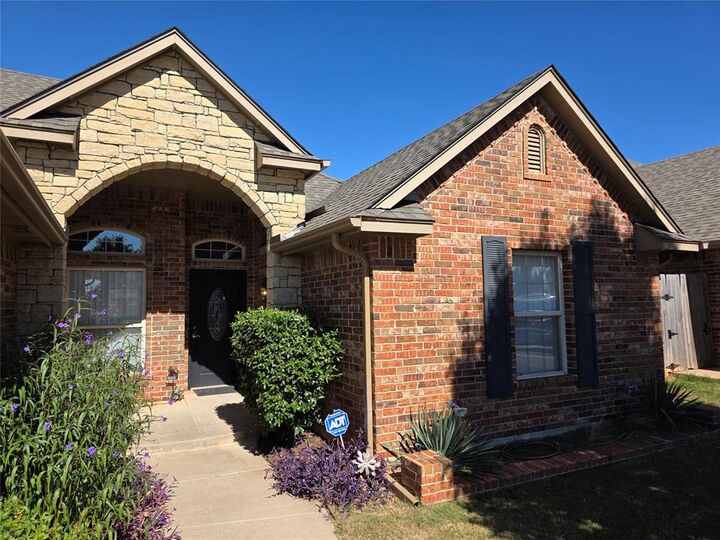 Property Photo:  2621 SE 5th Street  OK 73160