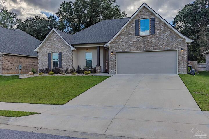 Property Photo: 4601 Queen Palm Ct FL 32571