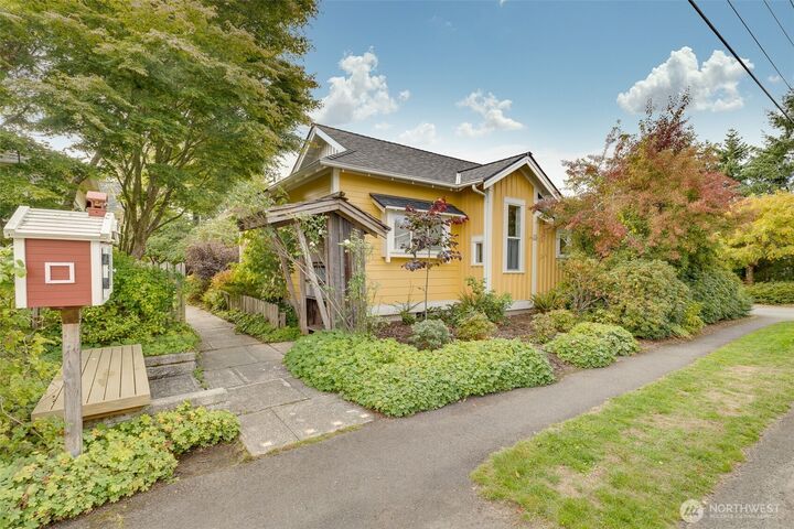 Property Photo: 300 Cottage Lane 300 WA 98260