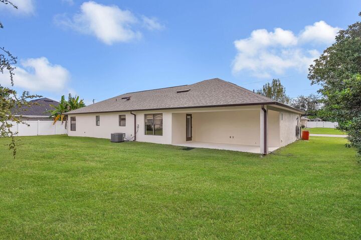 Property Photo: 11 Lytton Ln FL 32137