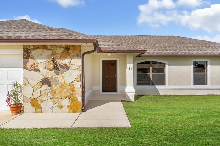 Property Photo: 11 Lytton Ln FL 32137