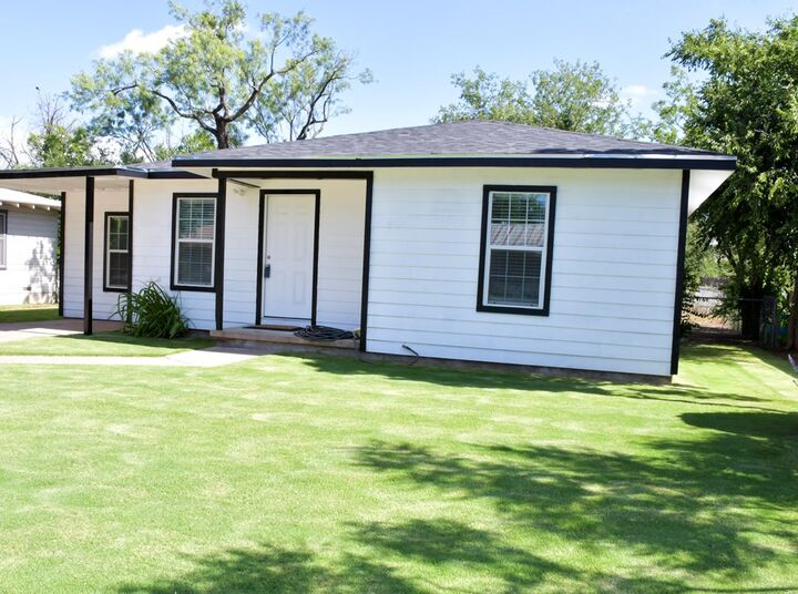 Property Photo:  1122 E 20th St  TX 76903