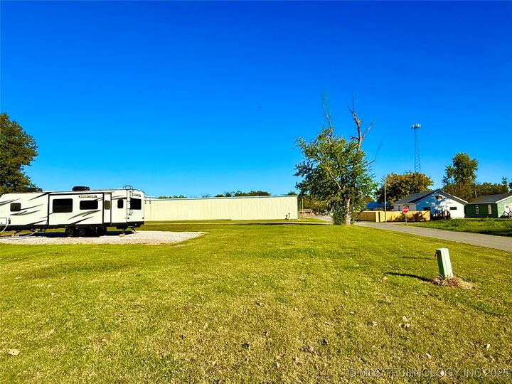 Property Photo: 704 E 2nd Avenue OK 74469