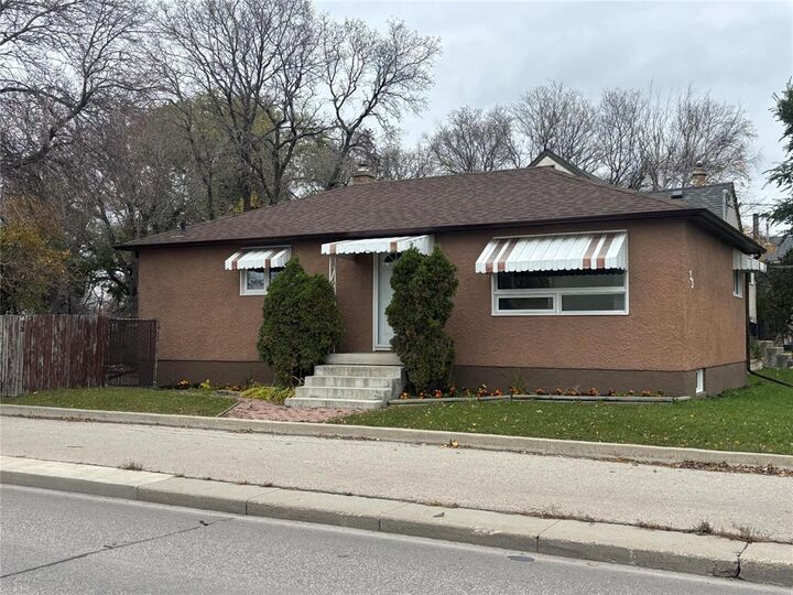 Property Photo: 33 Hastings Boulevard MB R2M 2C9