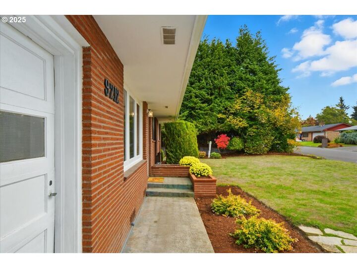 Property Photo:  9212 NE 7th St  WA 98664