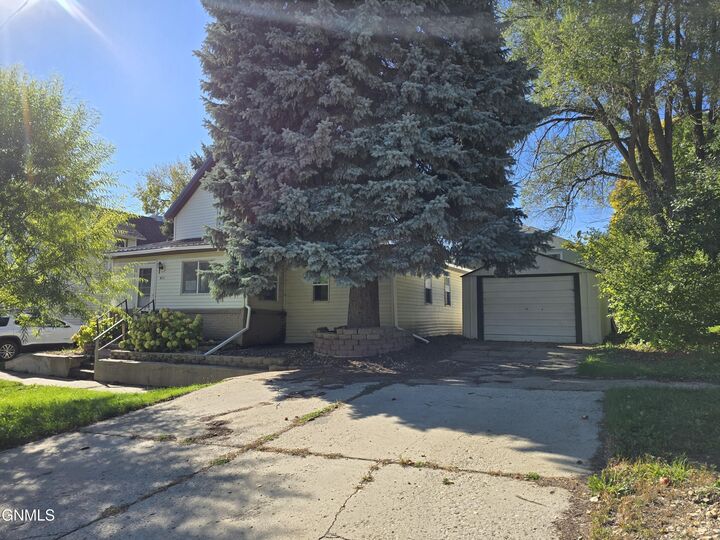 Property Photo:  411 5th Avenue NW  ND 58554