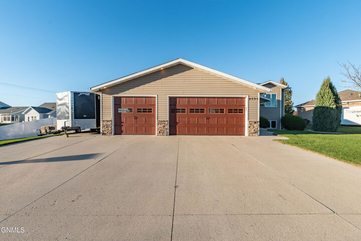 Property Photo:  4139 Bayport Place SE  ND 58554