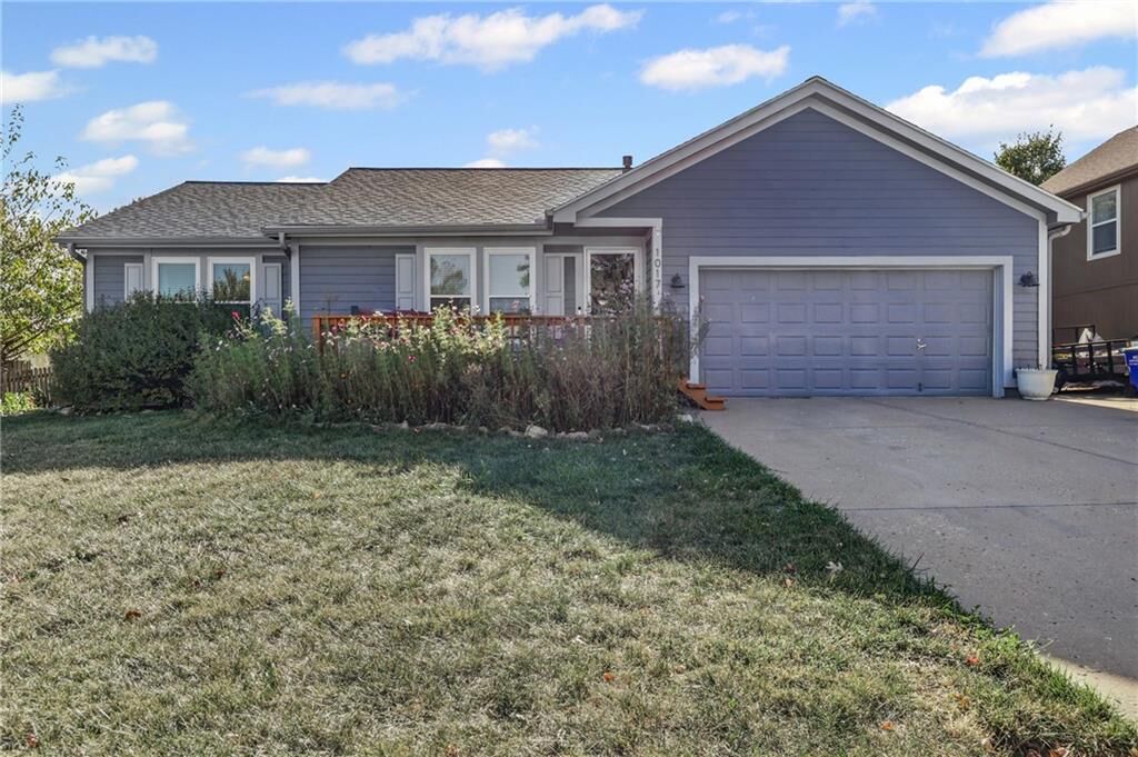 Property Photo:  1017 E Pumpkin Ridge Street  KS 66030
