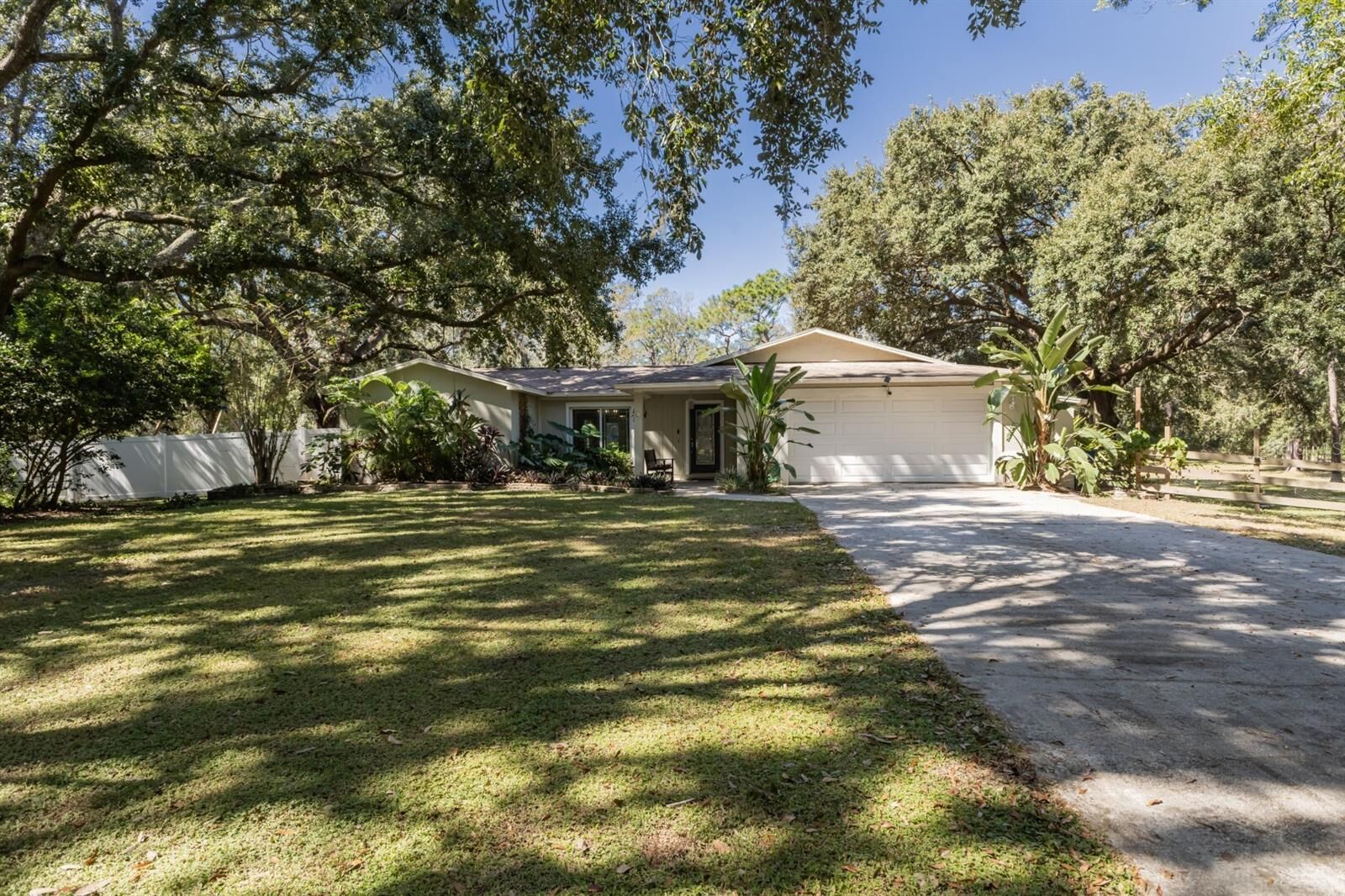 Property Photo:  6709 9 Iron Court  FL 33544 