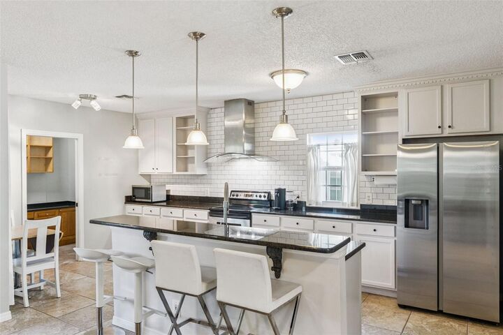 Property Photo: 1006 Jeater Bend Drive FL 34747
