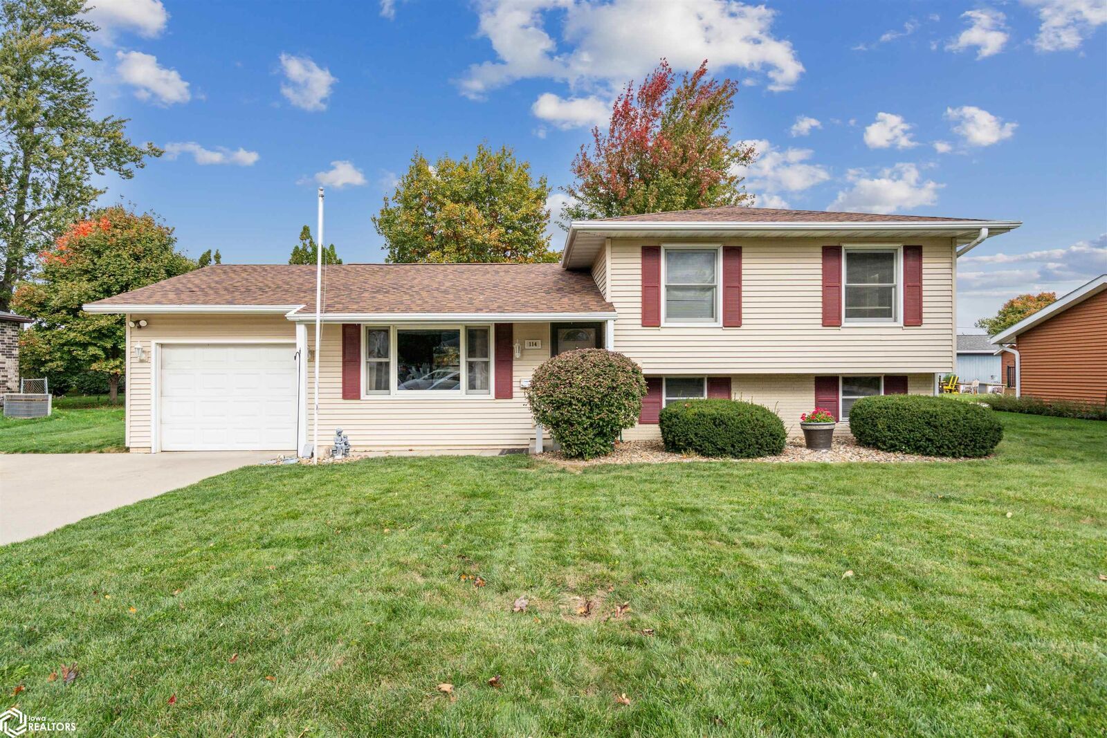 Property Photo:  114 Thunderbird  IA 50158