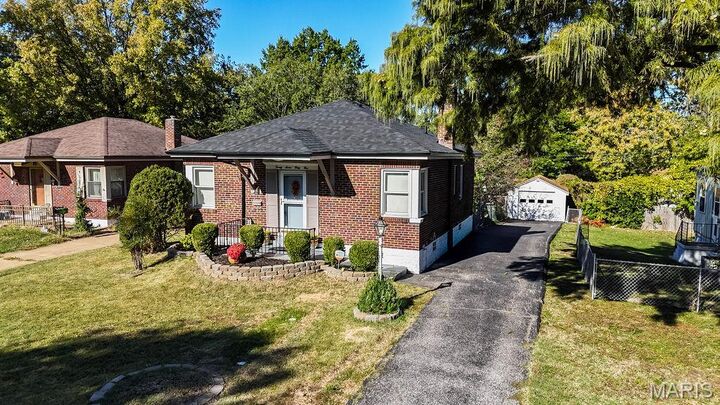 2745 Granda Drive  St Louis MO 63125 photo