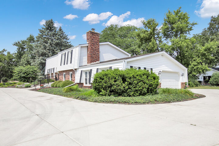 2550 Coach House Dr  Brookfield WI 53045 photo